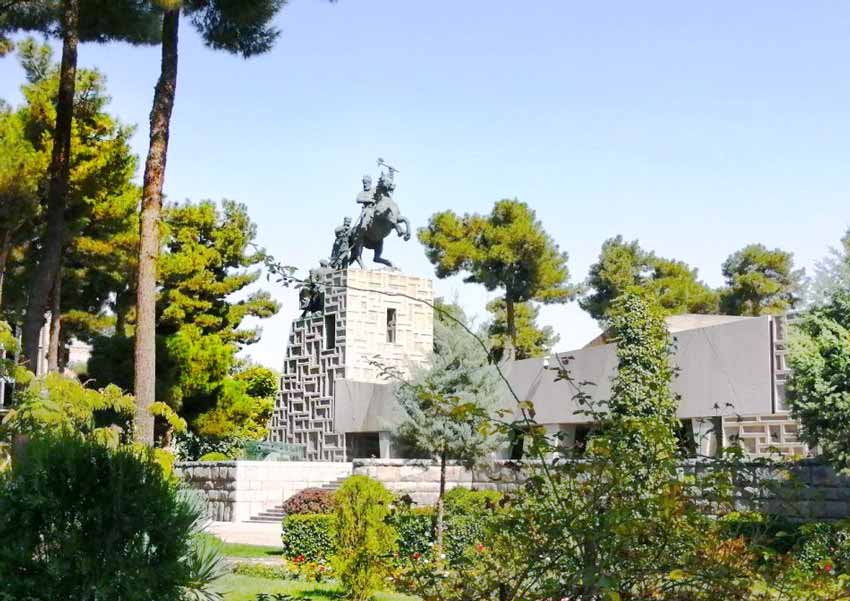 نمای کامل آرامگاه نادرشاه افشار