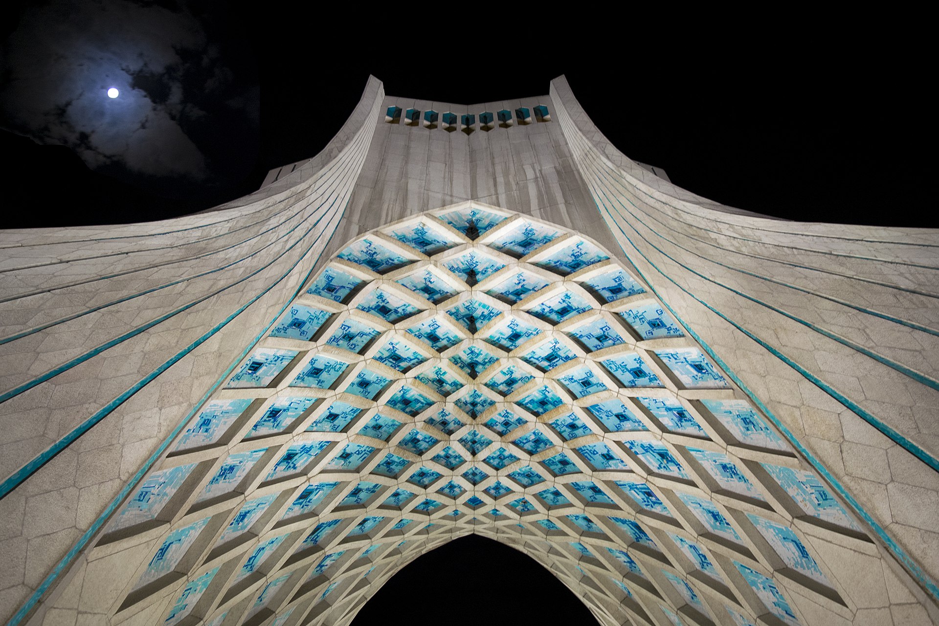 نمای زیرین میدان آزادی