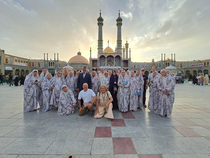 حضور ۴۰ گردشگر لهستانی در حرم حضرت معصومه(س)