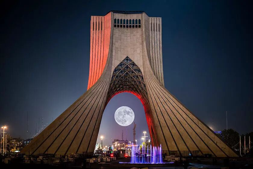 میدان آزادی در شب